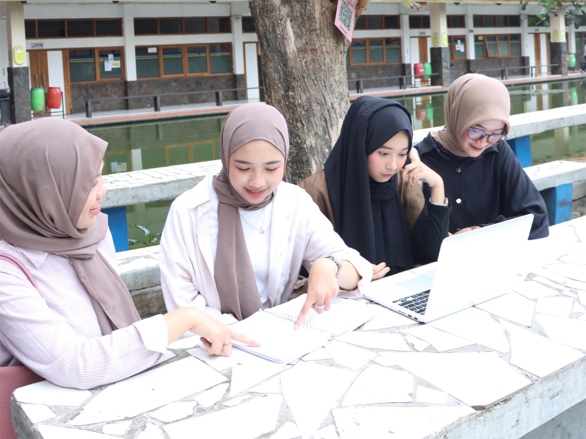 Kuliah Memang Penting untuk Soft Skill & Hard Skill Profesional? Simak Fakta Lengkapnya!