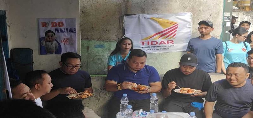 Sambil Menikmati Nasi Uduk Betawi Ridwan Kamil Janji akan Menaikkan Kelas Semua Warung UMKM