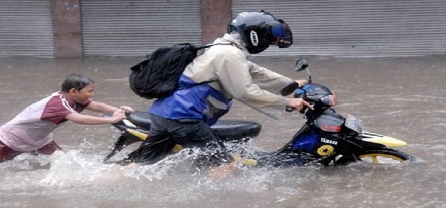 Langkah yang Harus Dilakukan Saat Motor Mogok Terendam Banjir
