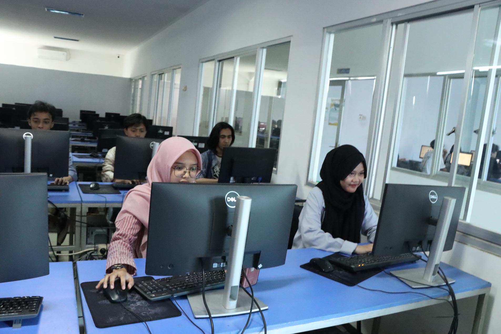 Biaya Pendidikan Kelas Regular dan Non Reguler Per Semester Adalah 5,5 Juta Untuk Jurusan Informatika