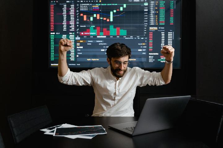 Memanfaatkan Rajakomen.com untuk Promosi di Sosmed Investasi Trading Legal yang Efektif